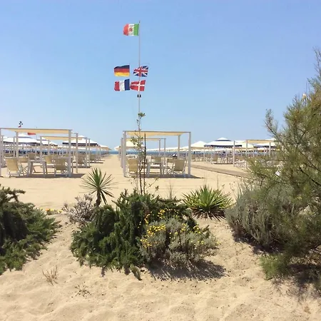 Nyaraló Anna *